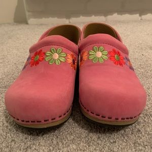 Dansko Girls Pink Suede Clogs with Daisies 🌸🌼🌸- like new !!